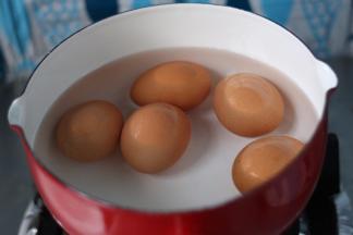 鸡蛋洗干净，煮熟，只用一个就行，我一次多煮了。