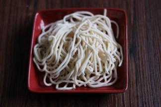 准备好鲜面条一份。