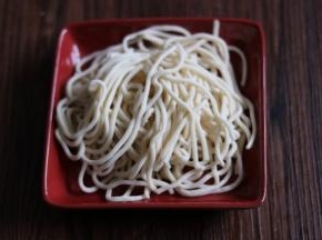 准备好鲜面条一份。