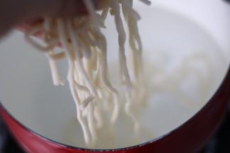 烧开水，把面条放锅里煮熟。