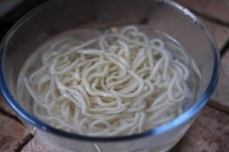 捞出，过冷水，备用。