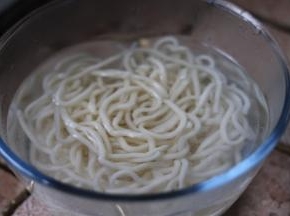 捞出，过冷水，备用。