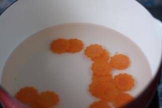 胡萝卜焯水两分钟，捞出备用。