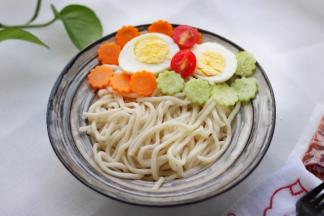 面条捞出装盘，放上胡萝卜片，黄瓜片，圣女果，鸡蛋去皮中间切开。