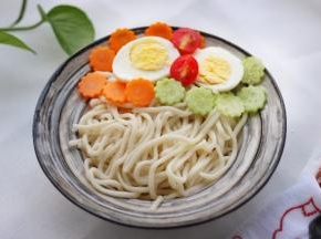 面条捞出装盘，放上胡萝卜片，黄瓜片，圣女果，鸡蛋去皮中间切开。