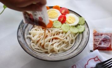 表面淋上沙拉汁。