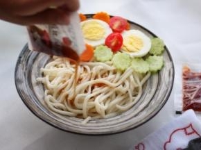 表面淋上沙拉汁。