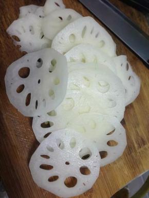 将莲藕去皮，洗干净切成片。