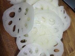 将莲藕去皮，洗干净切成片。