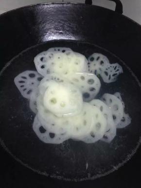在锅里把水烧开，倒入藕片焯1-2分钟。