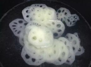 在锅里把水烧开，倒入藕片焯1-2分钟。