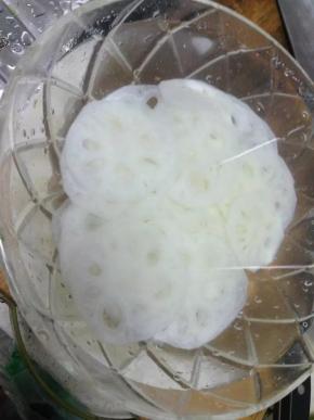 将焯好的藕片成出，放入凉水中1分钟左右。