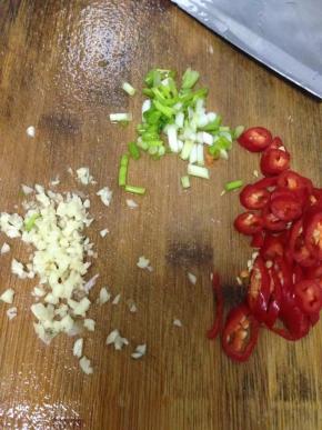 将葱、辣椒、蒜剁好