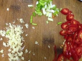 将葱、辣椒、蒜剁好