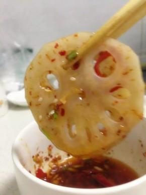 喜欢夹着一片片蘸酱吃