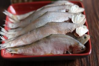 择去鱼头下面的内脏。