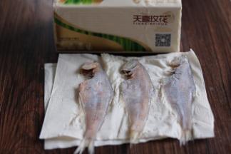 用天喜枚花抽纸，吸干水份。