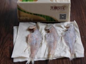 用天喜枚花抽纸，吸干水份。