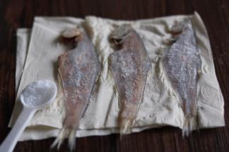 在鱼身上两面抹上少许食盐。