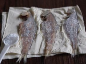 在鱼身上两面抹上少许食盐。