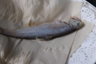 用纸巾吸干水份，防止油炸时，油飞溅烫伤。