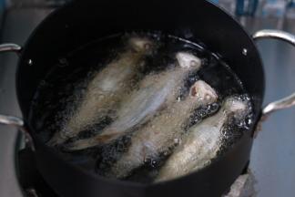 锅里烧油七成热，放入黄鲫子鱼，炸至金黄出锅即可。