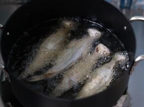 锅里烧油七成热，放入黄鲫子鱼，炸至金黄出锅即可。