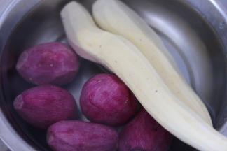 小香薯和紫薯分别去皮，洗干净。