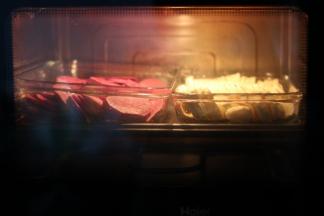 放入嫩烤箱，开启蒸汽模式110度，蒸23分钟。时间灵活运用，会根据薯类品种和切片厚度有所不同。