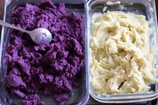 煮熟的紫薯和小香薯，用料理棒打成泥状，没有料理棒可以用压泥工具，或者勺子背面，只要能压碎都可以。