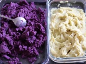 煮熟的紫薯和小香薯，用料理棒打成泥状，没有料理棒可以用压泥工具，或者勺子背面，只要能压碎都可以。