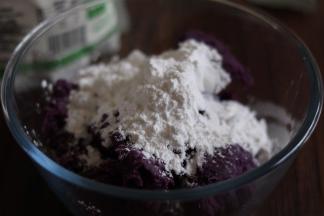 在紫薯泥里添加一小半木薯粉，再加上20克细砂糖，揉匀了在添加，不要一下子全部加入，会揉不开。木薯粉根据薯类水份适当添加，揉成软硬适中的面团，不要太干或者太湿。