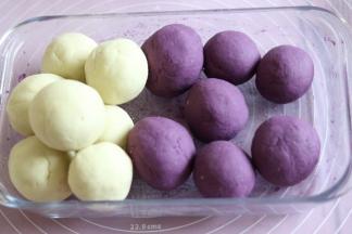 小香薯也同样加木薯粉揉成面团，分成几个小面团，滚圆。