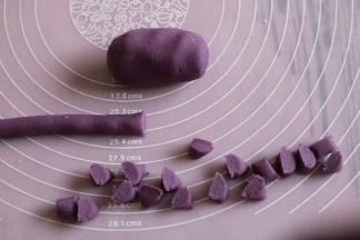 取一个面团搓成长条，然后切成自己喜欢的大小。