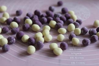 搓圆即可，觉得麻烦也可以不搓，直接下锅煮。