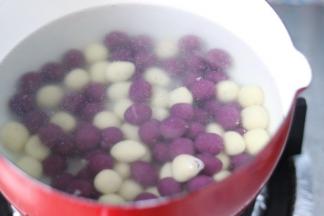 锅里烧开水，下入芋圆，煮开后，加少许冷水，在煮开一两分钟，芋圆全部浮起就可以出锅了。出锅冲冷水，放入碗里。