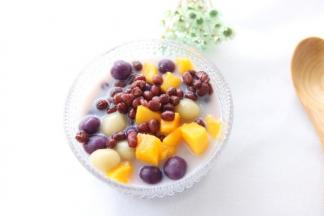 加上自己喜欢的水果，我放了芒果粒蜜红豆，倒入椰浆就可以了，也可以倒入牛奶，淡奶油，酸奶，随自己喜好来。