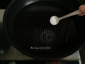 锅内倒入适量水，加半勺盐，盖上锅盖煮开