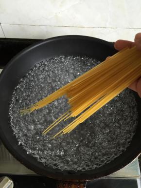 放入意面煮8-10分钟；