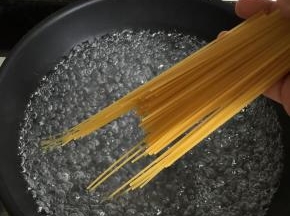 放入意面煮8-10分钟；