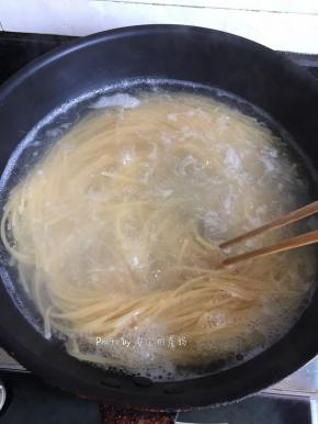 期间时不时的搅拌几下以免粘锅；