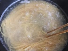 期间时不时的搅拌几下以免粘锅；