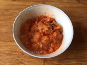 泡菜切碎备用；