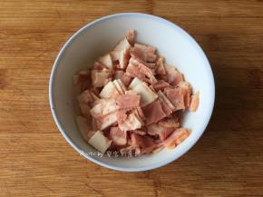 培根切碎备用；