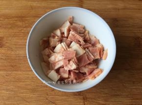 培根切碎备用；