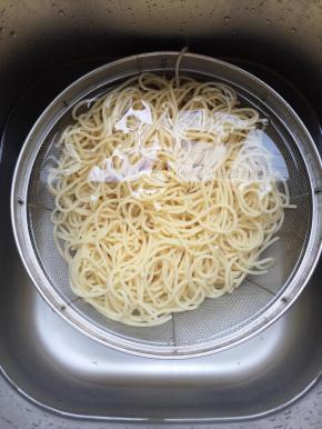 煮好的意面用自来水冲洗几下降温，再放入冷水中浸泡至全部凉透了后沥干水份；