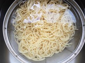 煮好的意面用自来水冲洗几下降温，再放入冷水中浸泡至全部凉透了后沥干水份；
