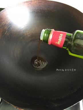 热锅倒入适量橄榄油；