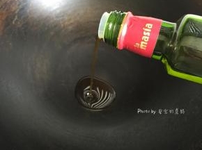 热锅倒入适量橄榄油；