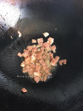 放入培根翻炒片刻；